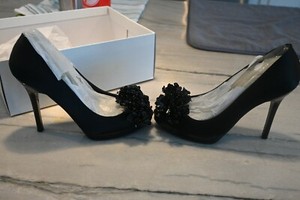 black pumps size 6