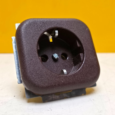 Busch-Jäger Busch Duro 2000 Schuko socket mahogany brown 20 euc-201