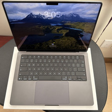 Apple 14 in MacBook Pro M5 Max Black 128GB RAM 18/40-Core CPU/GPU 2TB 7 CYCLES