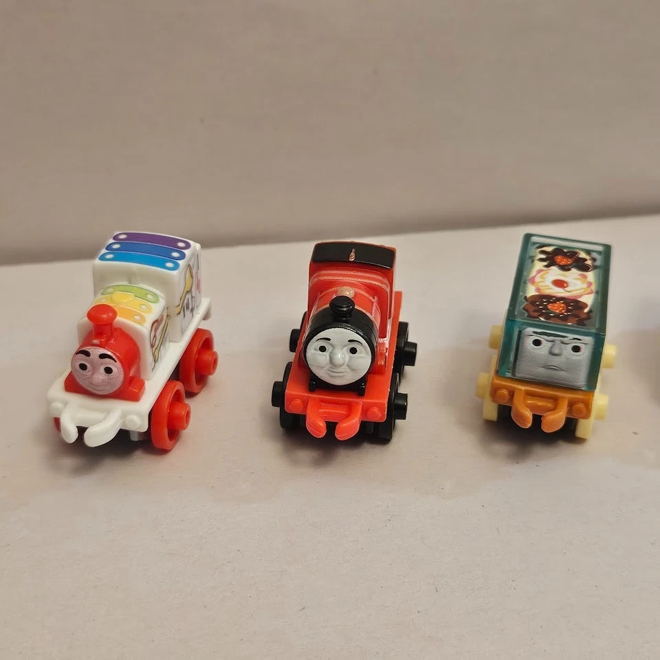 LOTE DE 9 Thomas the Tank Engine & Friends Minis 2" Figuras Tren Miniatura Juguetes Foto 2 de 4