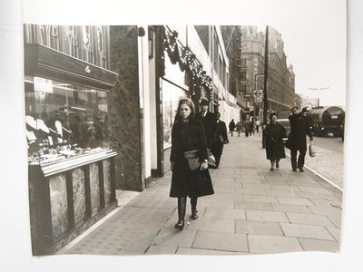 Frau Pflaster Central London Schaufenster U-Bahn Schild um 1960 Foto