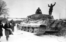 WW2 PICTURE PHOTO US SOLDIERS ON A GERMAN KING TIGER TANK 6993