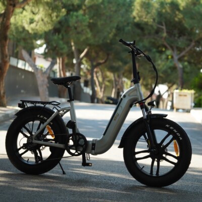 Kompaktes E-Fatbike   20'' Reifen, 250W Motor, faltbar, hohe Reichweite    Das 4S