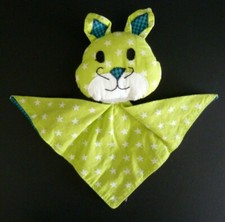 V12. DOUDOU PLAT KIKI LA PIGNE LAPIN VERT BLEU BLANC ETOILE  CARREAUX  TTBE