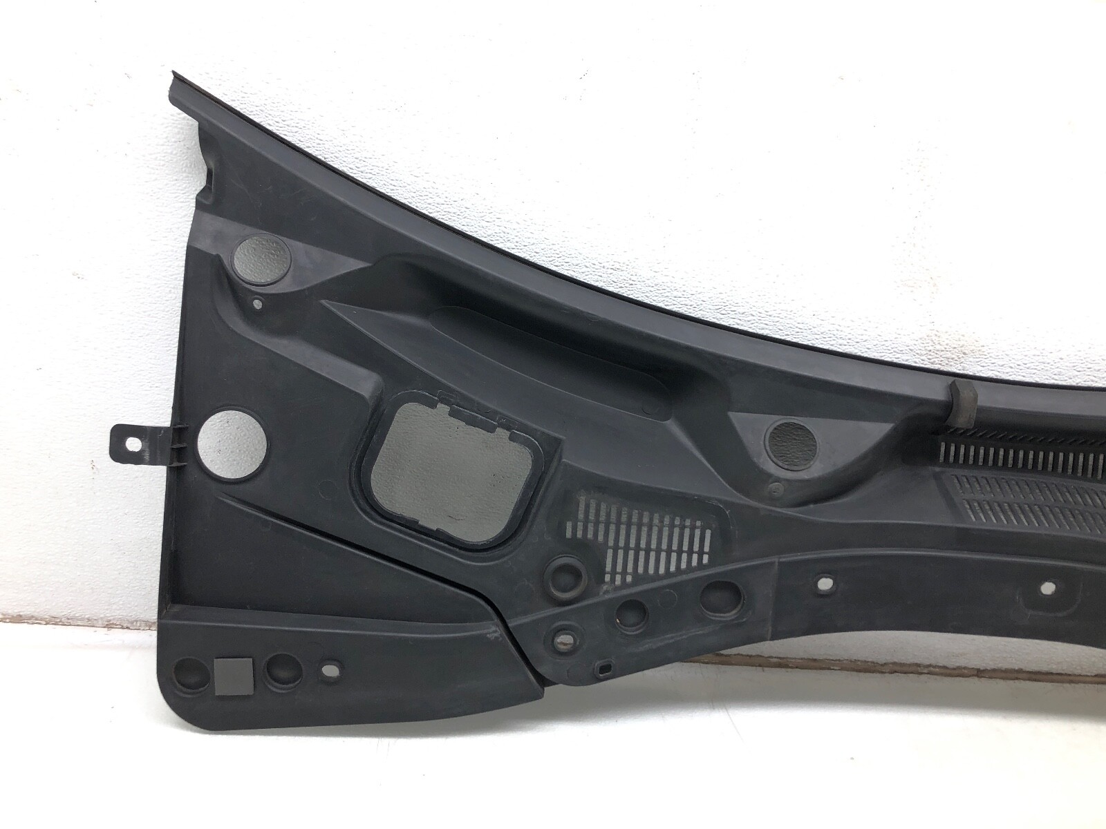 2014-2021 MASERATI QUATTROPORTE FRONT WINDSHIELD WIPER COWL VENT PANEL OEM.