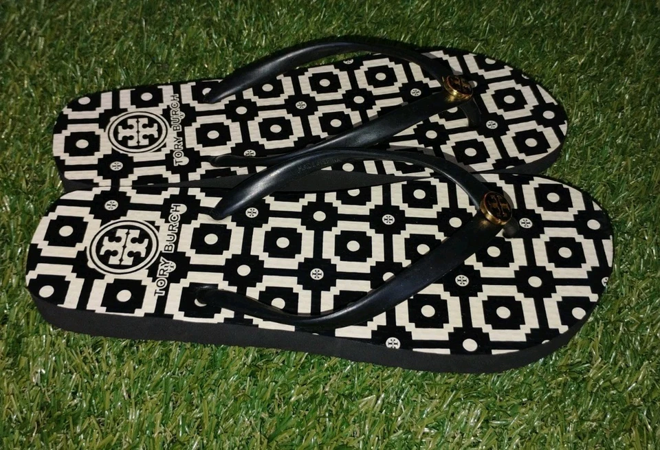 Chanclas Tory Burch Talla 7 Negro Blanco/Dorado Medallón Foto 3 de 4