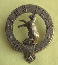 WHITE METAL 5th. SEAFORTH HIGHLANDERS 'SANS PEUR' WW1 CAP BADGE - D273