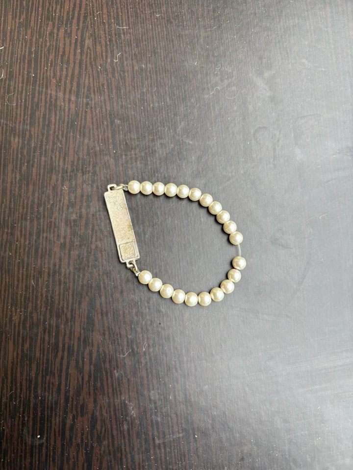 Браслет эластичный John Wind Maximal Art подписанный серебристый белый искусственный жемчуг буква B - Изображение 2 из 4