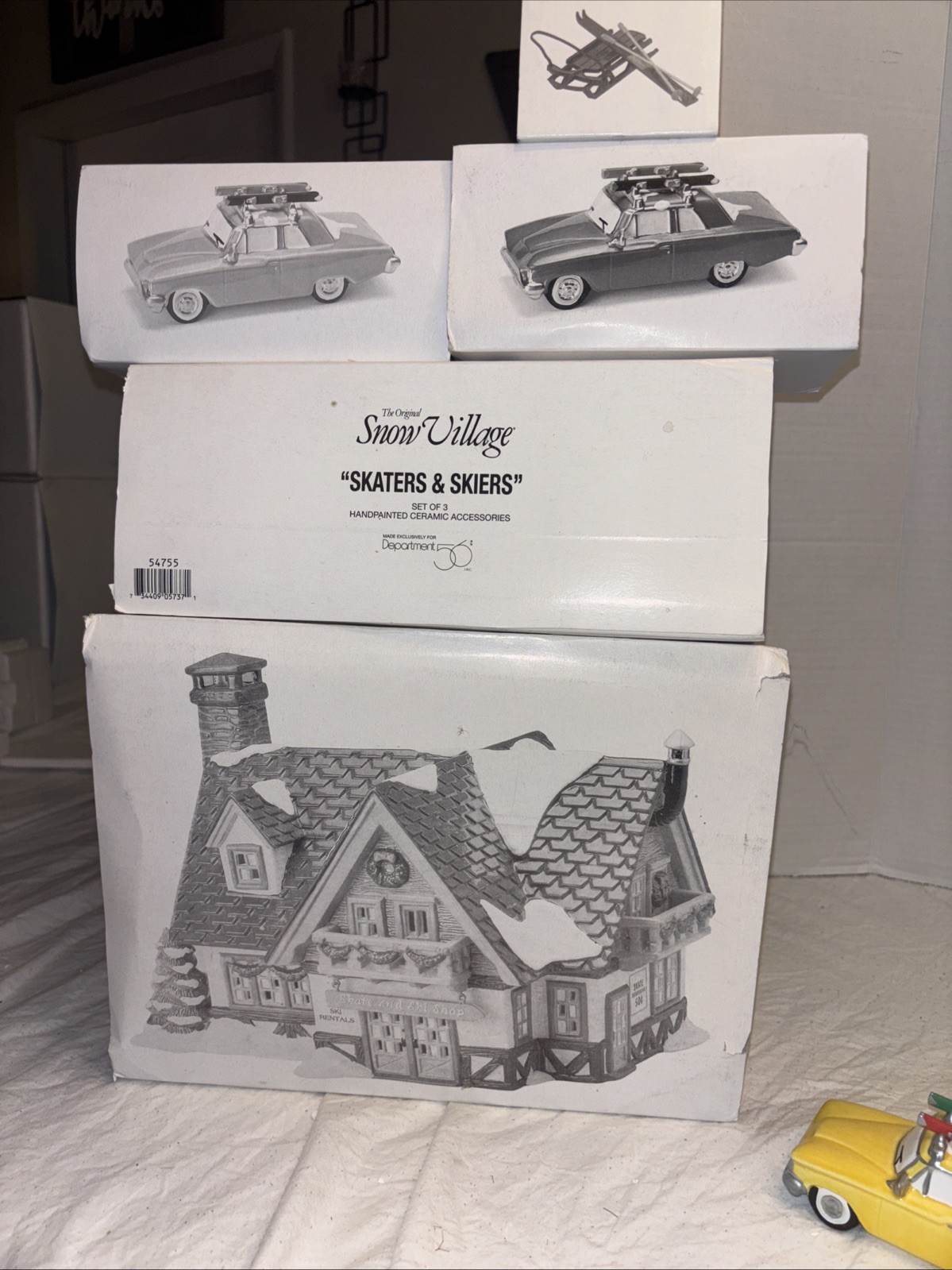 Department 56 Lot Snow Village Skate and Ski Shop 5467-4 Skaters & Skiers 54755