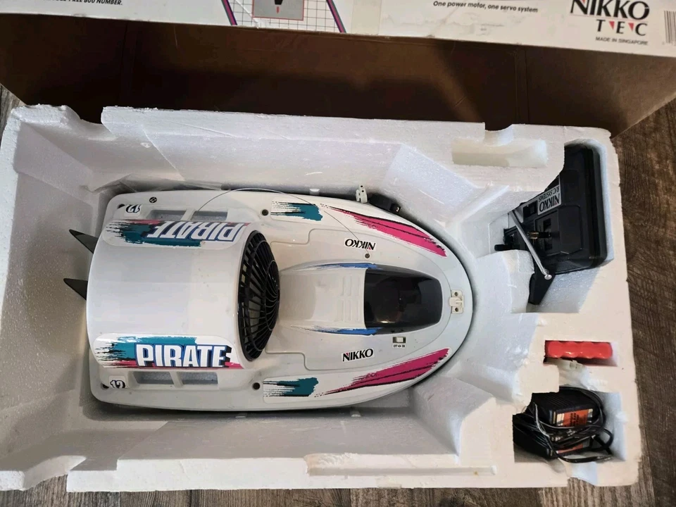 1980'S NIKKO PIRATE HOVERCRAFT 1:6 RADIO CONTROL WITH BOX AND INSTRUCTIONS - Image 2 of 4