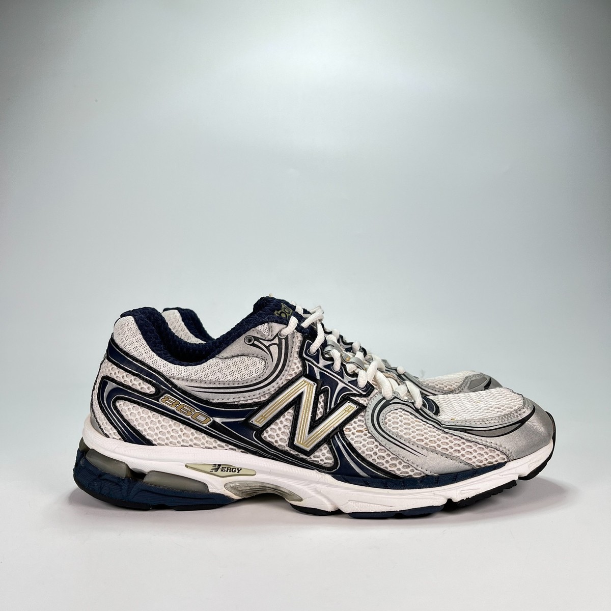 New Balance 860v2 White Black Athletic Lace Up Running Shoes