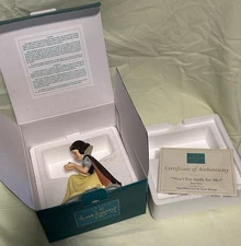 2002 Walt Disney Classics Collection Snow White Won’t You Smile For Me Figurine