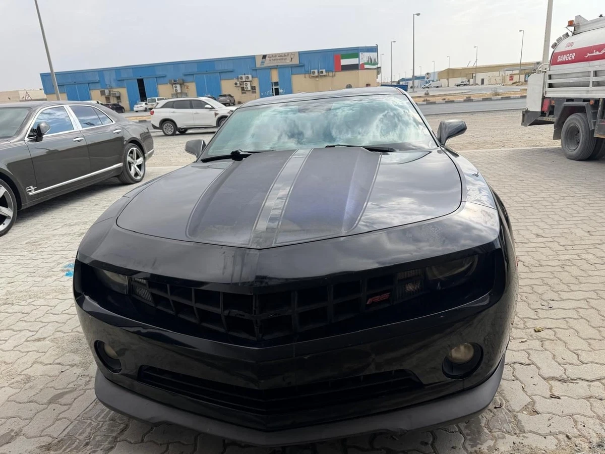 Funda De Vinilo Para Consola Central De Chevrolet Camaro (2010-2015) – Negra Con Costuras Grises