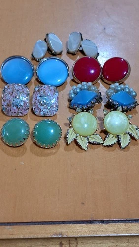 LOT OF 7 PAIRS OF VINTAGE SILVER AND GOLD TONE COSTUME JEWELRY EARRINGS.