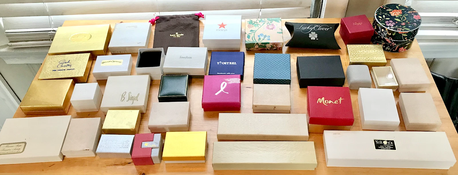 LOTTO 38 scatole portagioie vuote Estee Lauder Sarah Coventry Kate Spade Pandora Monet