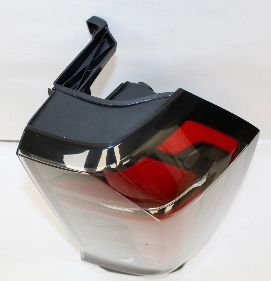 CHEVY TAHOE 2025/CHEVY SUBURBAN LUZ TRASERA DERECHA NUEVA OEM Foto 3 de 4