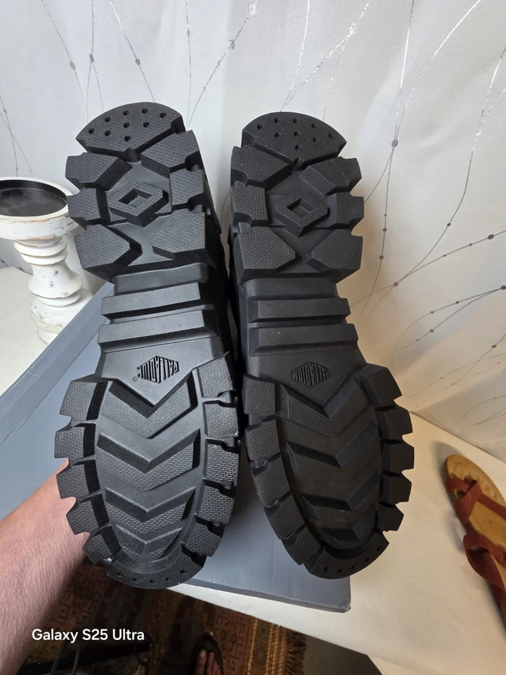 NUEVO EN CAJA Zapatilla deportiva Palladium Revolt Hi Top blanca sobre negra plataforma 8,5 Y2K Free People Foto 4 de 4