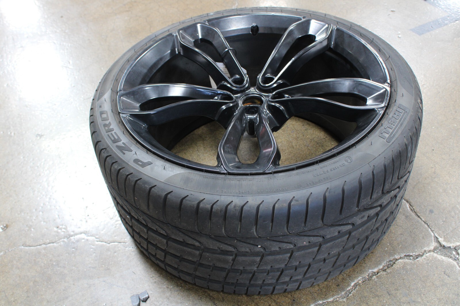 McLaren MP4-12C, Rear Wheel, Black, Light Rash, 11X20, Used