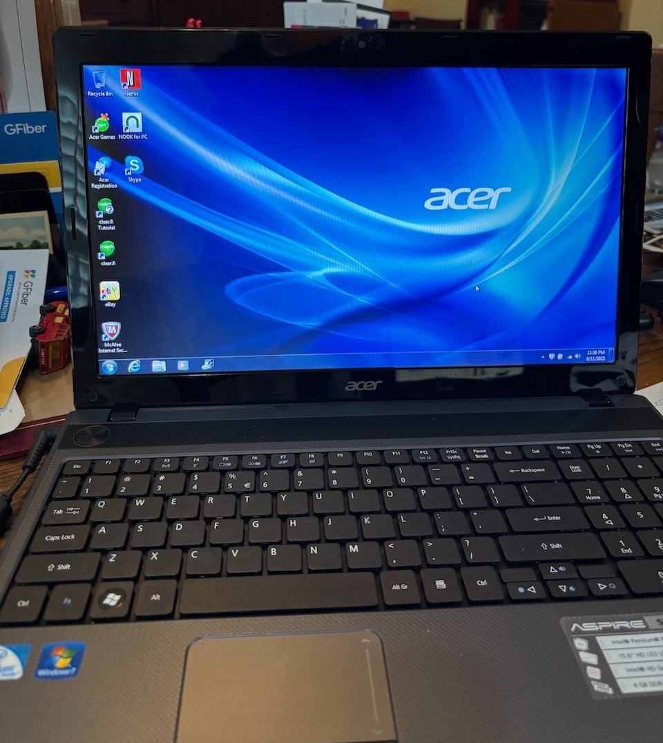 Acer Aspire 5733Z 15.6-inch Laptop with Windows 7 Intel Pentium 4GB RAM 64-bit DVD Drive-image