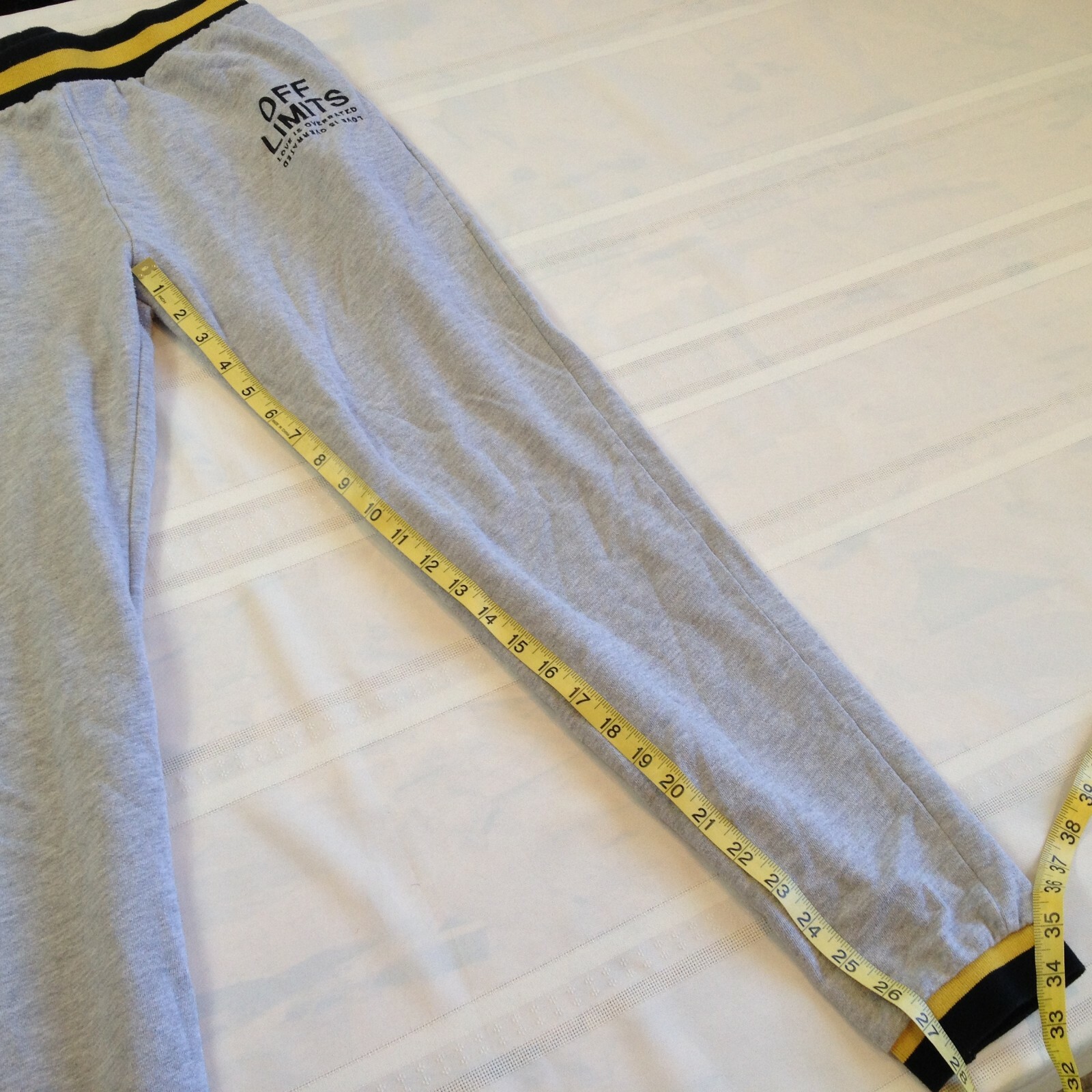 FOREVER 21 Graphic "Love Is Overrated" Gray Elastic Waist Sweat Pants