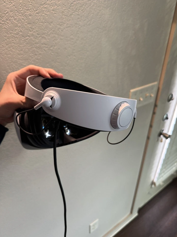 Sony PlayStation VR2 Headset With Original Box And Charging Cable - Image 4 of 4