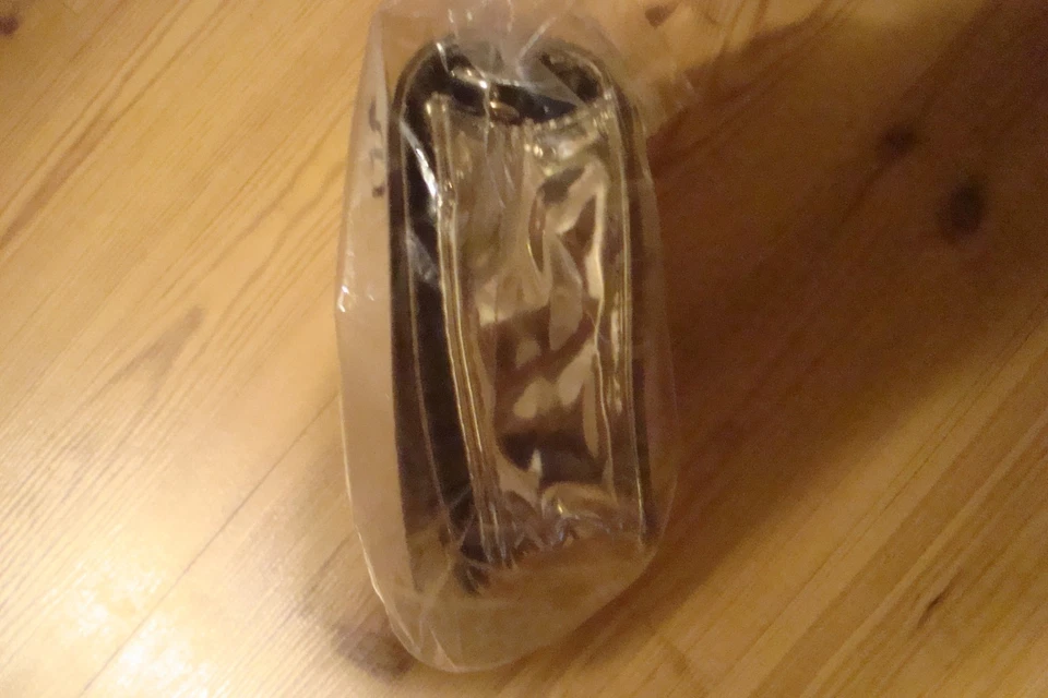 Bebe Kylie Bandolera Monedero Dorado Nuevo MRSP $68.00 8" L X 5" ALTURA X 1 3/4" ANCHO Foto 3 de 4