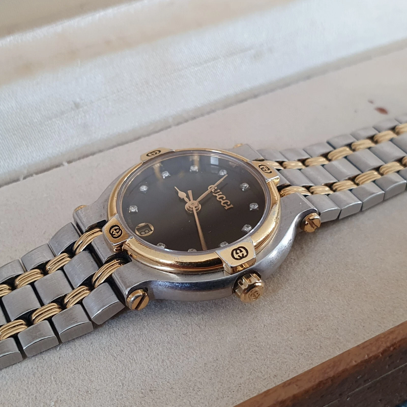 Montre femme Gucci 9000L plaqué or 18 carats avec index diamantés (A254)
