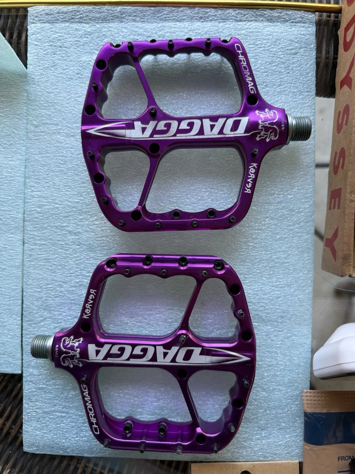 Pedales de plataforma Chromag Dagga 9/16" cuerpo cóncavo de aluminio 24 pasadores sintonizables púrpura Foto 2 de 4