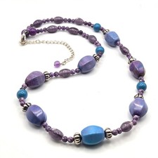 Collar con cuentas de cerámica de vidrio piedra azul púrpura detalles tono plata ajustable