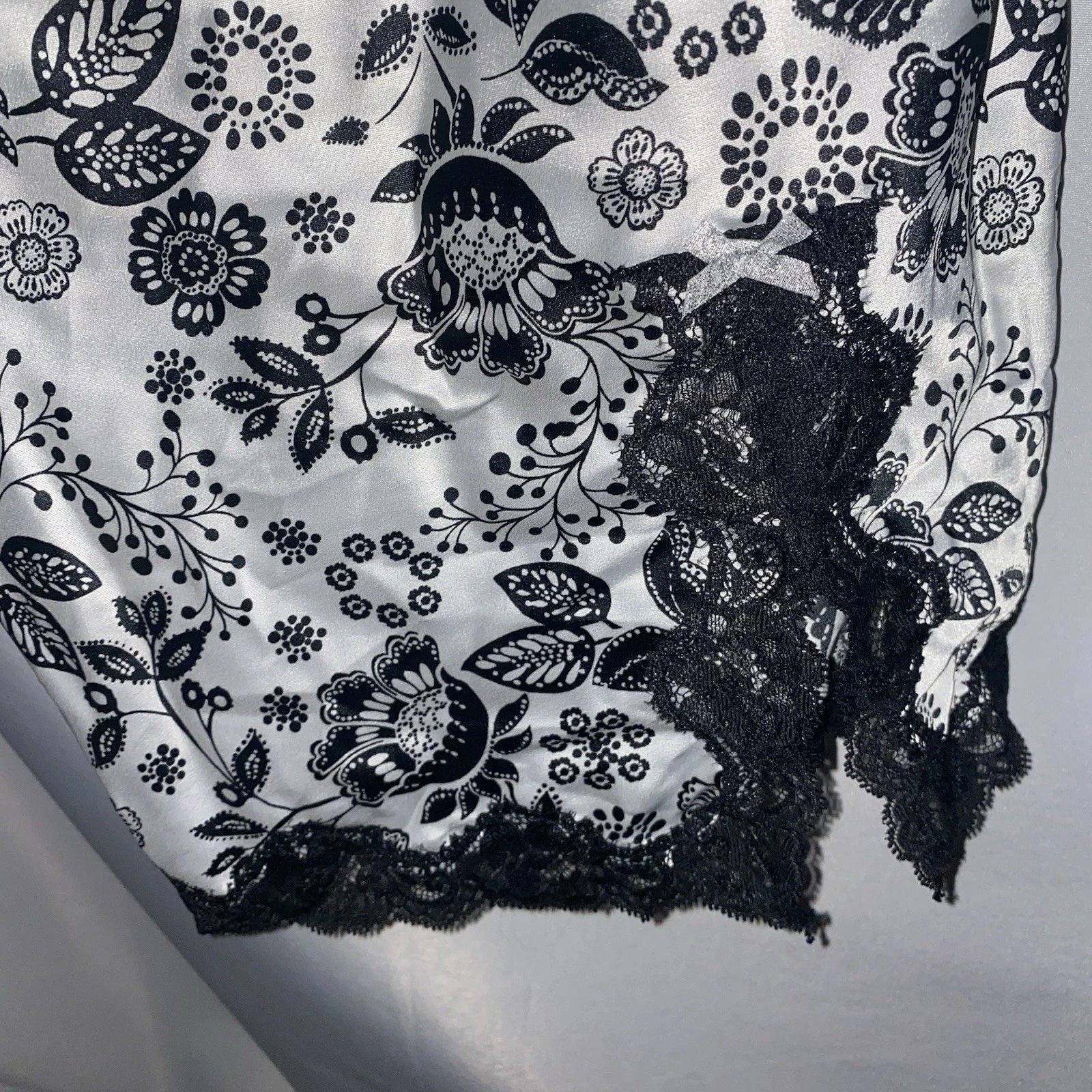 UNDERCOVER Abito Victoria's Secret bianco e nero floreale slip medio