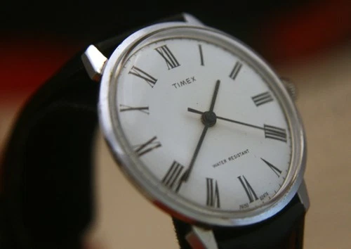 Pristine men's vintage 1976 TIMEX Marlin classic wristwatch runs & keeps time!