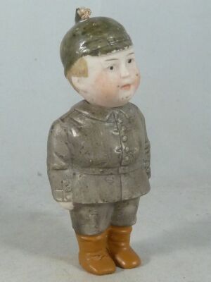 Ganz-Porzellan-Puppe, Soldat mit Pickelhaube, 1. Weltkrieg, wohl Heubach