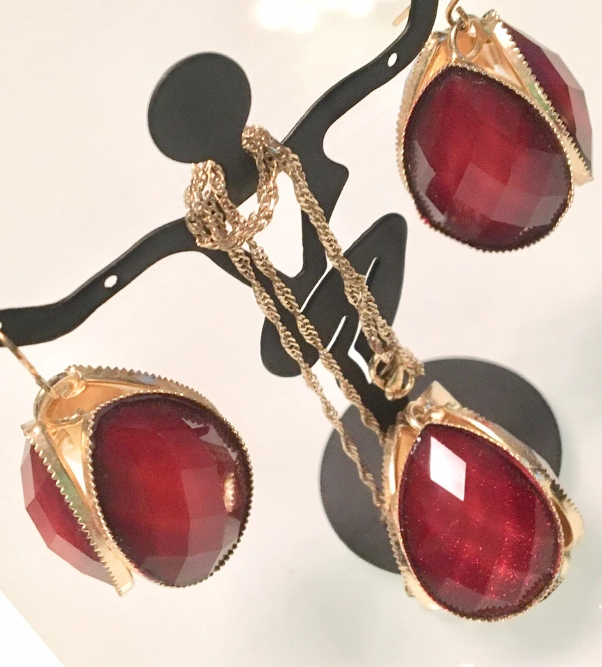 ÚNICO ACRÍLICO ~ IMITACIÓN ~ RUBÍ ~ COLGANTE CORTE TABLERO DE AJEDREZ/CADENA DE 16 PULGADAS ~ PENDIENTES A JUEGO Foto 3 de 4