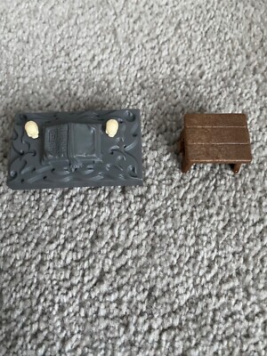 Heroquest Zauberer Tischaltar mit original Totenköpfen unbemalt & Sitz