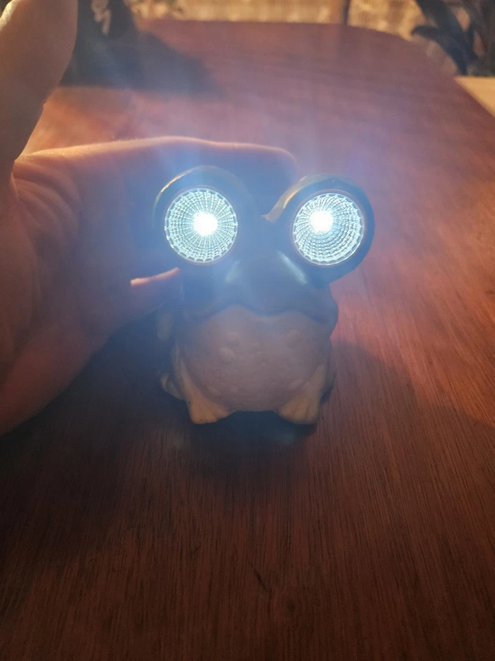 Figura rana verde iluminación solar decoración jardín césped Foto 2 de 4