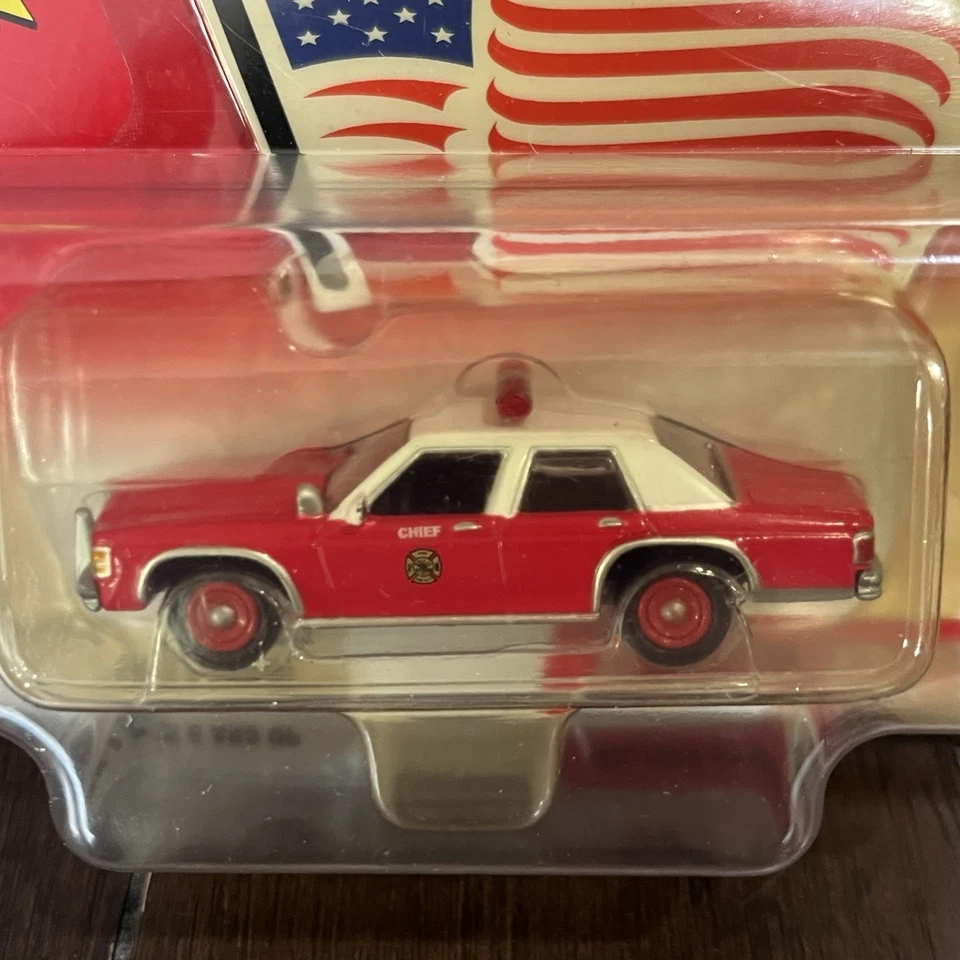 Johnny Lightning American Heroes EE. UU. 1990 Ford Victoria-Fire Chief rojo 1/64 Foto 2 de 4