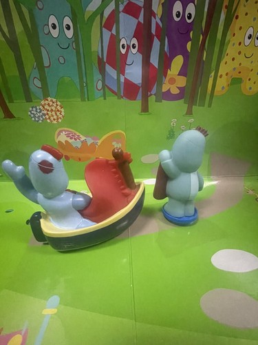 In The Night Garden Iggle Piggle Roll Along Boat & Bath Squirt Toy 2007 Ragdoll - Picture 7 of 24