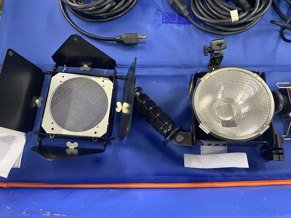 Lowel Omni and Lowel Tota light in case W/ Cables - Image 3 of 4