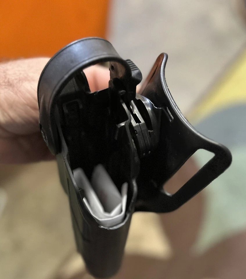 Safariland 7360 Glock 17 19 20/21/22/37 ALS/SLS Lvl III Duty Holster W/Light LH - Image 4 of 4