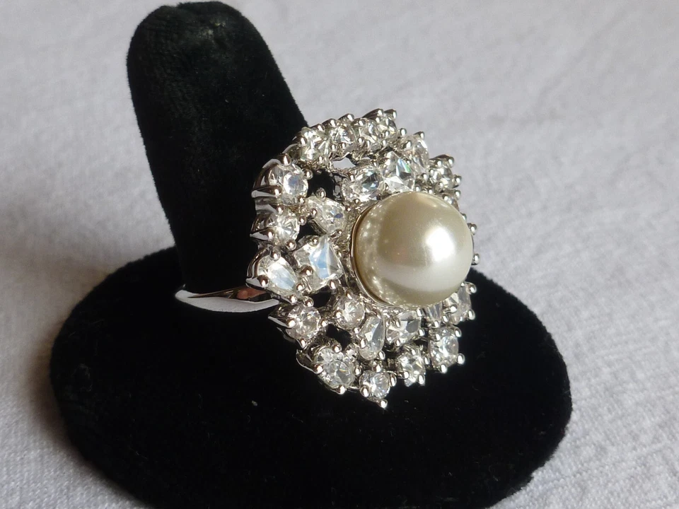 Anillo Park Lane Spoil Me Lg Perla de Vidrio con Falda en una variedad de circonitas talla 9,25 19 mm Foto 2 de 4