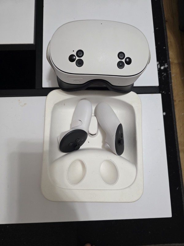 Meta Quest 3s VR Headset With Controllers 128GB White - Barely Used