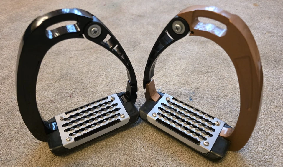 Leichte Aluminium Flexi Pferd Sicherheitssteigbügel Metallic Bronze oder Schwarz