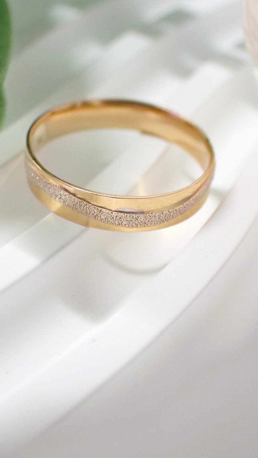18K Gold Textured Two-Tone Band Ring – Classic & Elegant Design