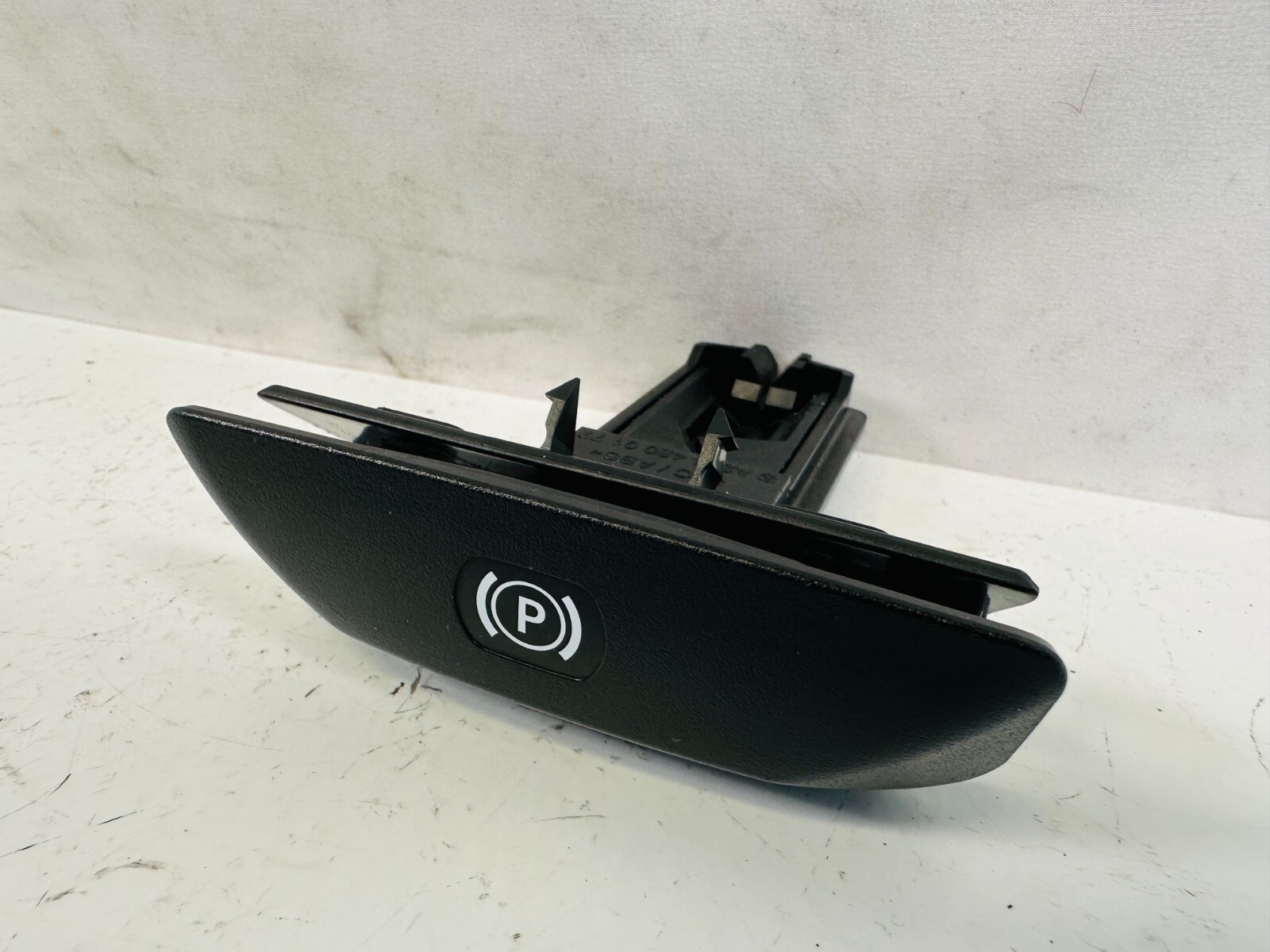 08 14 MERCEDES C300 W204 EMERGENCY PARKING PARK BRAKE RELEASE HANDLE