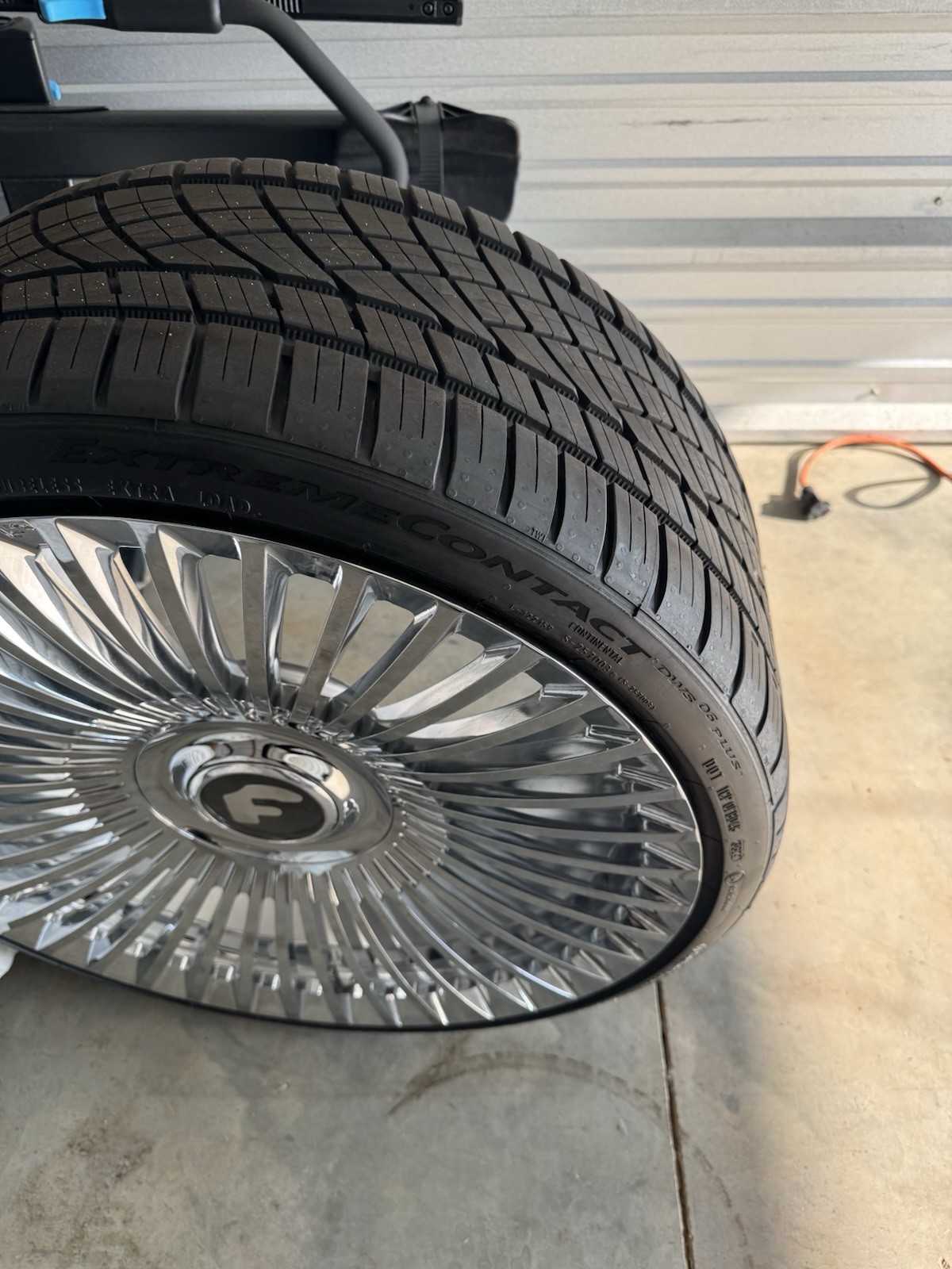 22" FORGIATO TRIMESTRE CHROME MERCEDES S550 S63 S580 w/ New Continental Tires