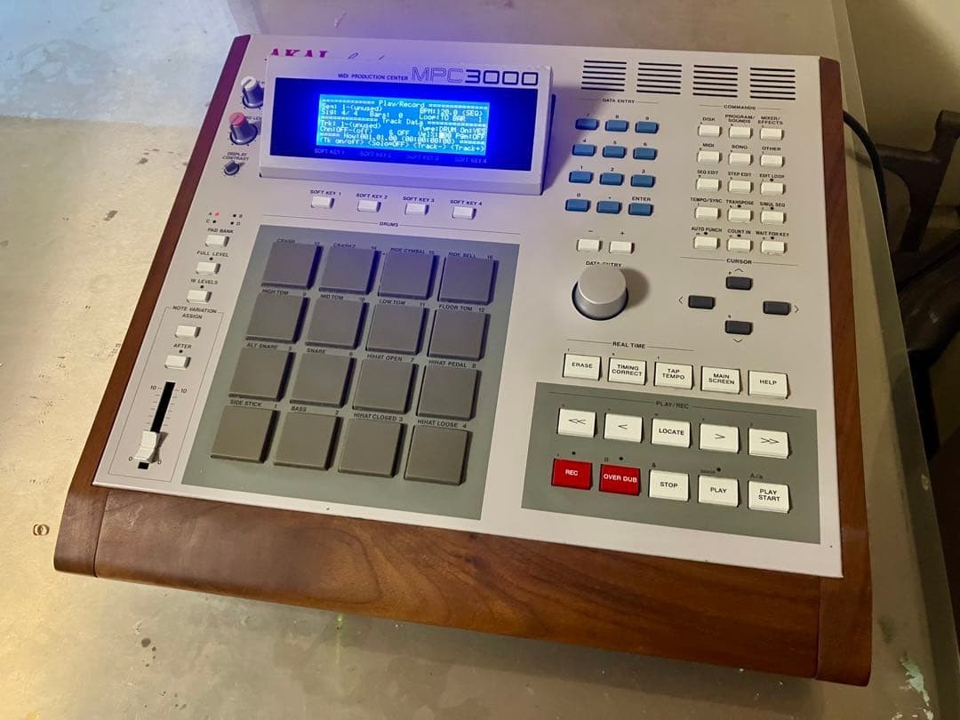 AKAI Sampler MPC3000 with wood panel, memory expansion, in good