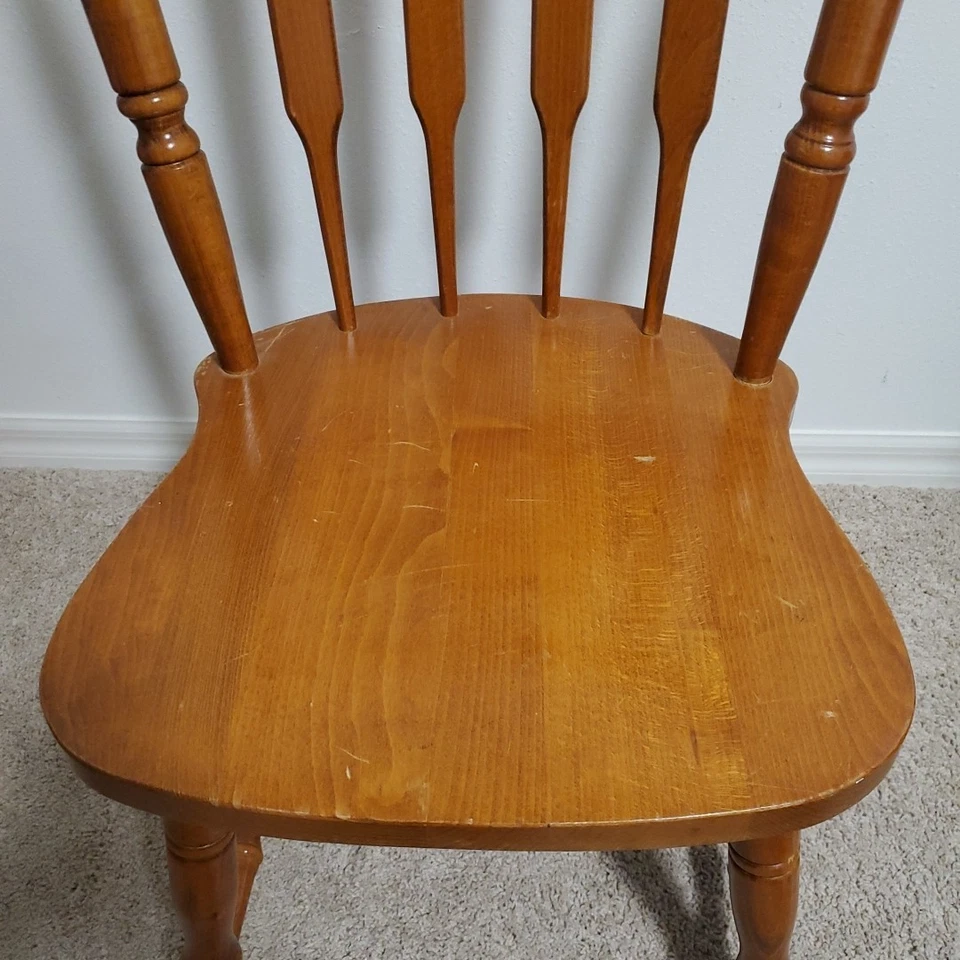 Silla de comedor de granja de colección hecha en Yugoslavia estilo cabaña respaldo de husillo  Foto 3 de 4