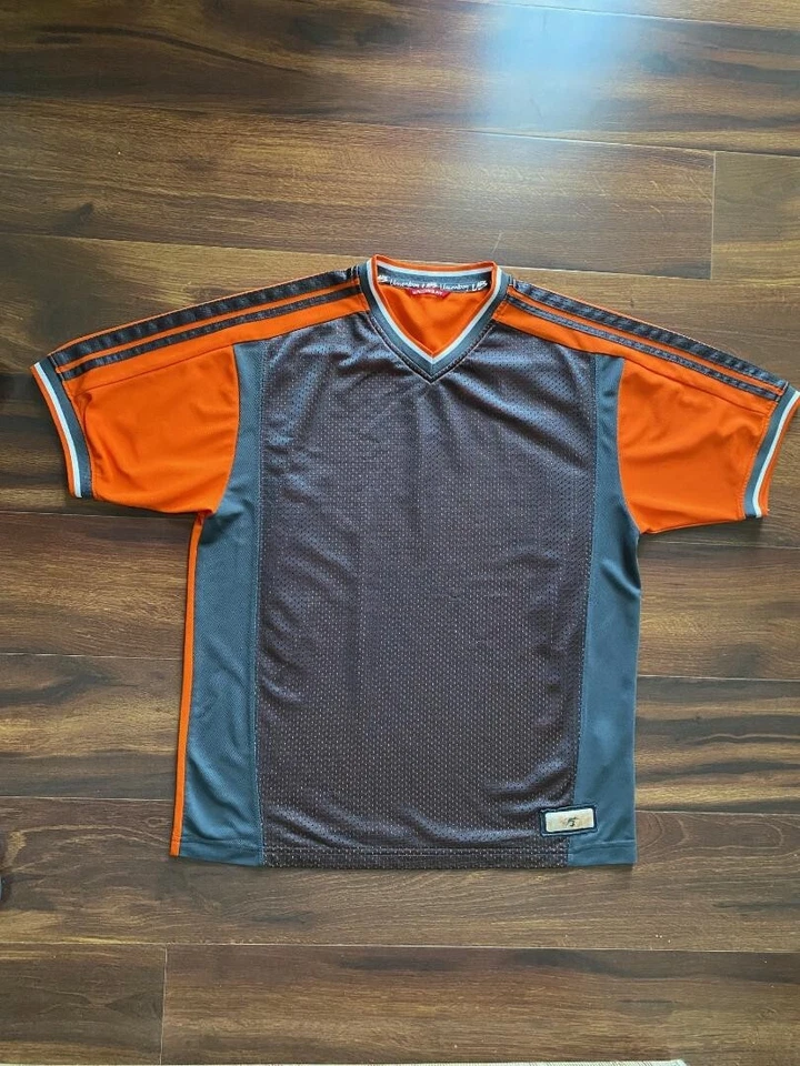 Camisa deportiva Unionbay para niños con cuello en V con logotipo de malla gris oscuro y naranja juvenil talla 16 Foto 2 de 4
