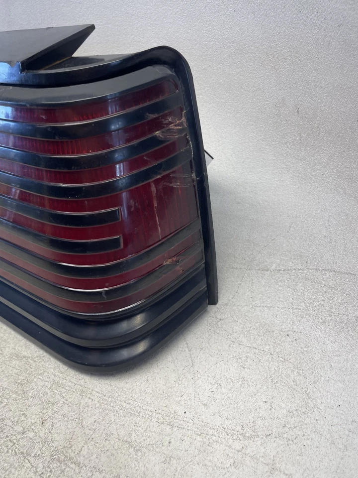 Conjunto de luz trasera de pasajero derecha Mopar 1983-1986 Dodge Daytona con moldura negra OEM Foto 2 de 4