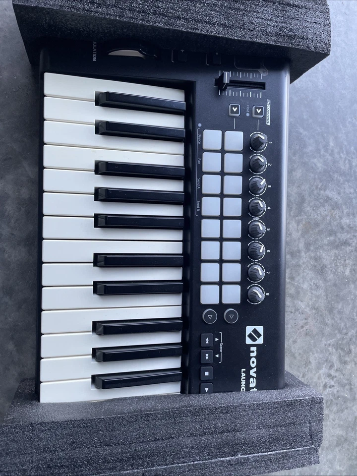 Controlador de música con teclado midi de 25 teclas Novation Launchkey Mini Mk2 Foto 2 de 3